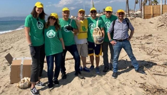 知识产权卡塔尼亚工厂的志愿者帮助清洁当地海滩